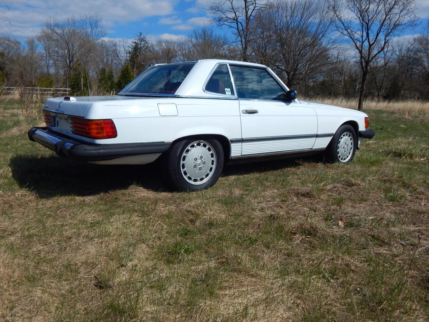 1989 White /Red Mercedes-Benz 560 (WDBBA48D9KA) with an 5.6 Liter V8 engine, Automatic transmission, located at 6528 Lower York Road, New Hope, PA, 18938, (215) 862-9555, 40.358707, -74.977882 - Here is a well cared for 1989 Mercedes-Benz 560 SL 2 top roadster, 5.6 Liter V8 engine, auto trans, leather interior, power windows, central locking system, cruise control, climate control, factory alloy wheels, fog lights, power antenna, wood trim, AM/FM/CD stereo. Comes with car cover. 6/24 Pa. I - Photo#6